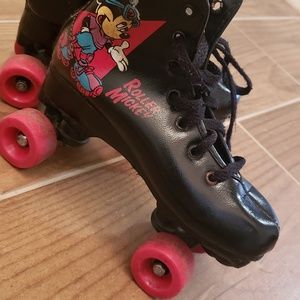 Vintage Micky Mouse skate set